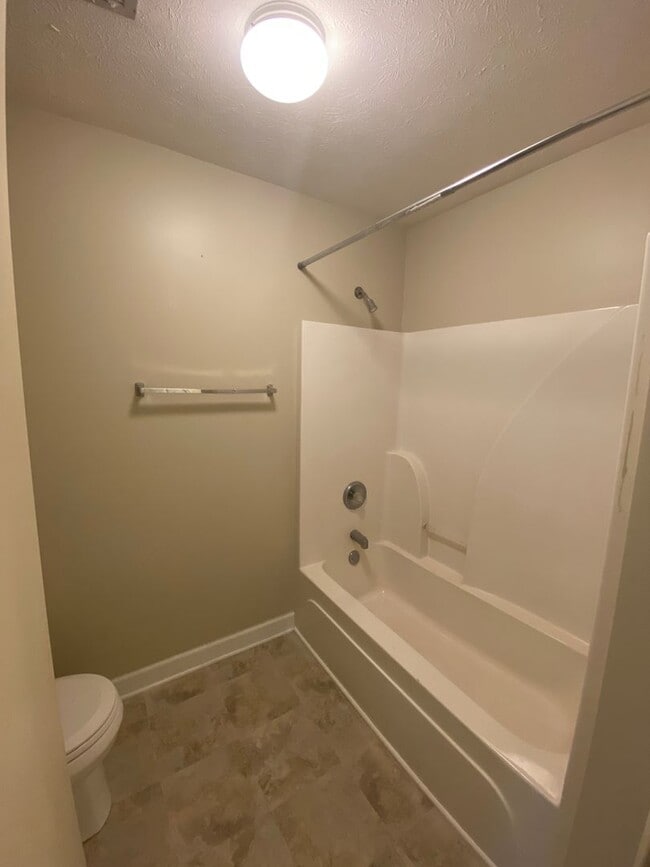 Building Photo - 2 bedroom/ 2 bath Woods of St Andrews condo available for rent in 40214 -  $1,200/month