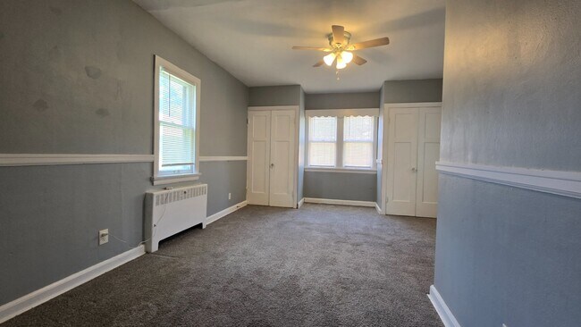 Building Photo - Renovated 3BR/1.5BA | 1,200 Sq Ft | Pet Friendly | Off-Street Parking | Available