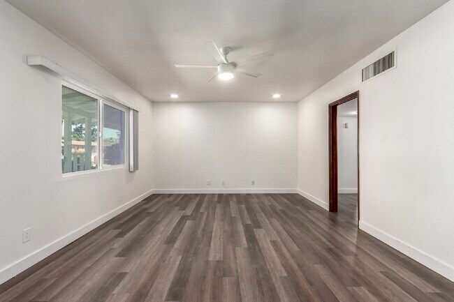 Building Photo - Beautifully updated 4 bed 2 bath Single Fa...