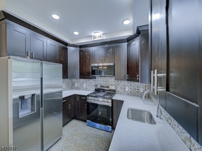 Building Photo - 8 Travers Ave