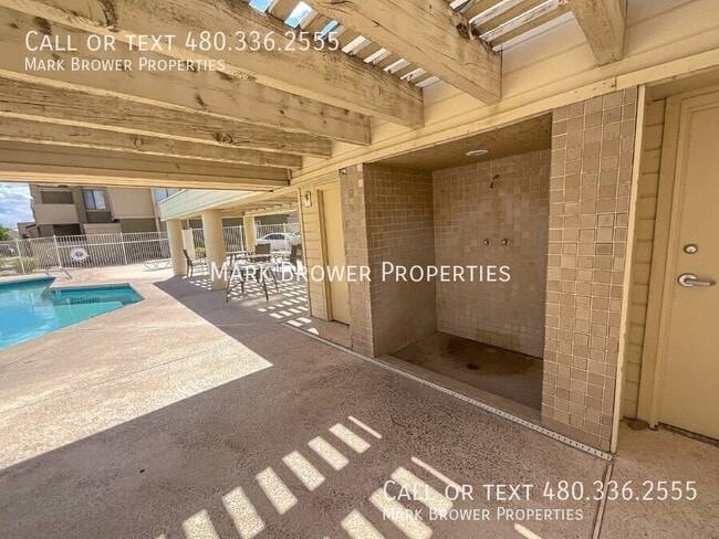 Building Photo - 2035 S Elm St