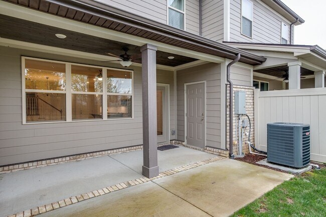 Building Photo - 3125 Sassafras Ln