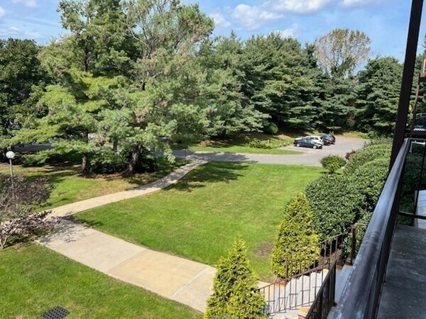 Building Photo - 8 Ledgewood Way