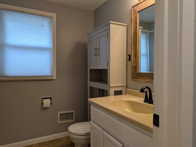 Building Photo - Beautiful 5 Bedroom 2 Bathroom Neenah Lake Home