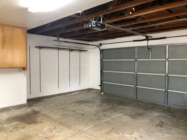 Building Photo - 3-Bed, 2-Bath Single-Family Home (Lease as...