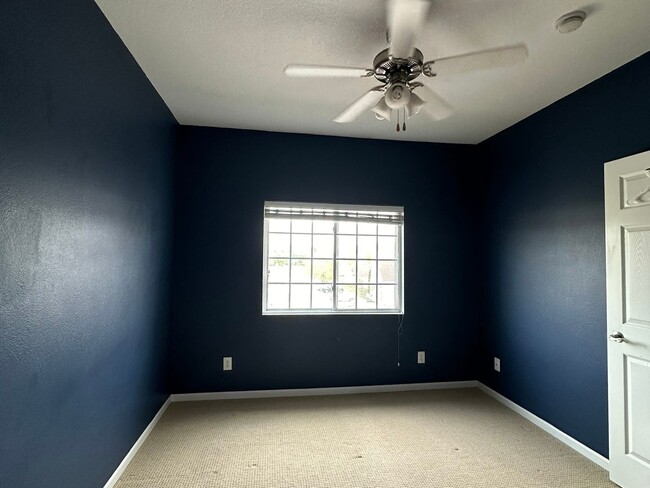 Building Photo - 3 Bedroom Apartment Style Condo in West De...