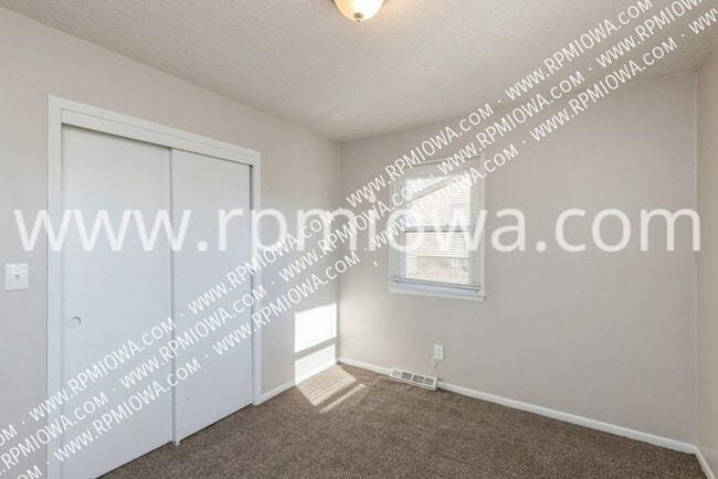 Building Photo - 213 NW Arlan Dr