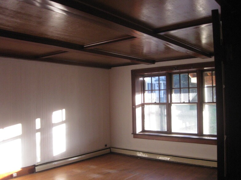Building Photo - 166 Main St