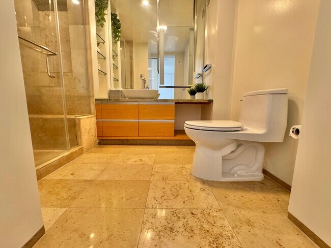 Building Photo - BEAUTIFUL, TURN-KEY HIGH-FLOOR CONTEMPORAR...