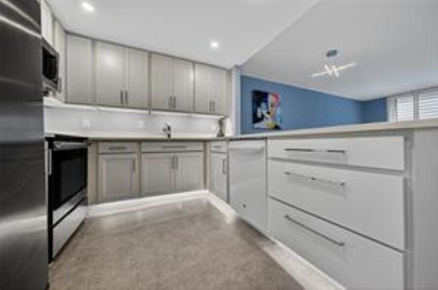 Building Photo - 1800 N Andrews Ave