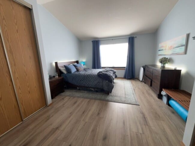Building Photo - Charming end unit townhouse available for ...