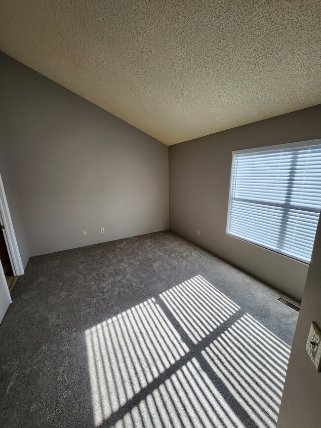 Master Bedroom - 560 Autumn Crest Cir