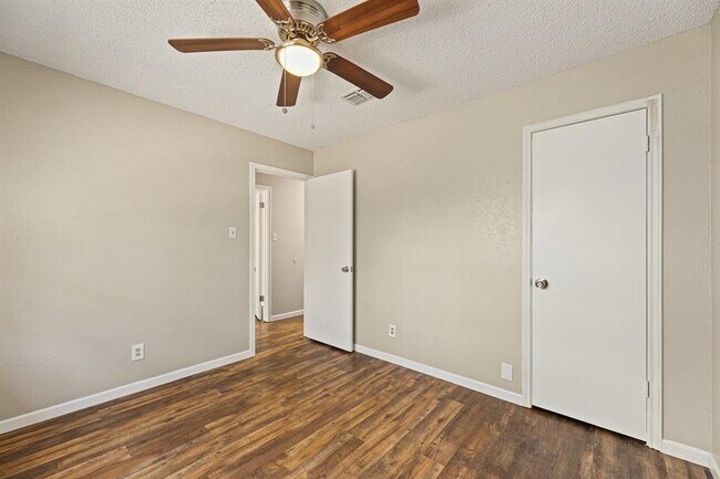 Building Photo - 906 Oleander Ln