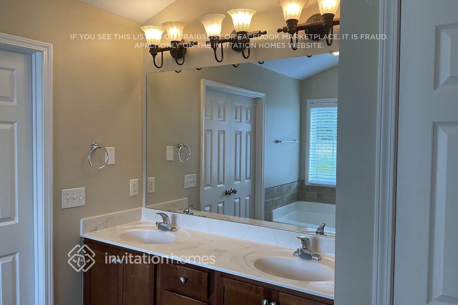 Building Photo - 925 Lakeside Ct
