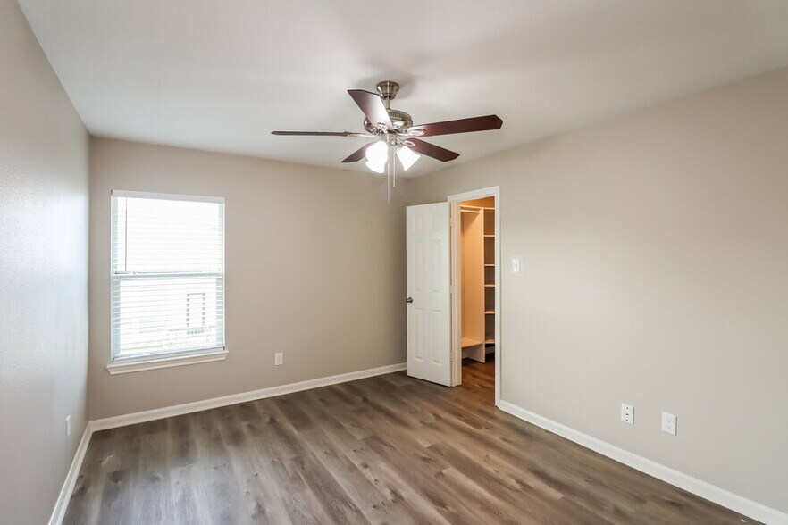 Building Photo - 974 Oak Falls Dr