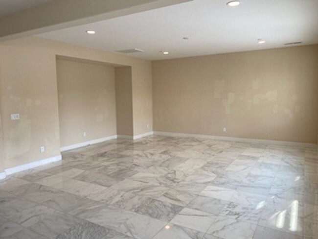 Building Photo - Beautiful 5 Bedroom Home for rent in Lopel...