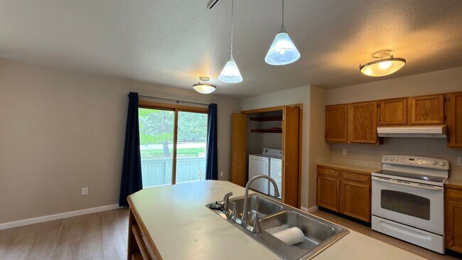 Building Photo - Great Townhome in Mid Town Fort Collins