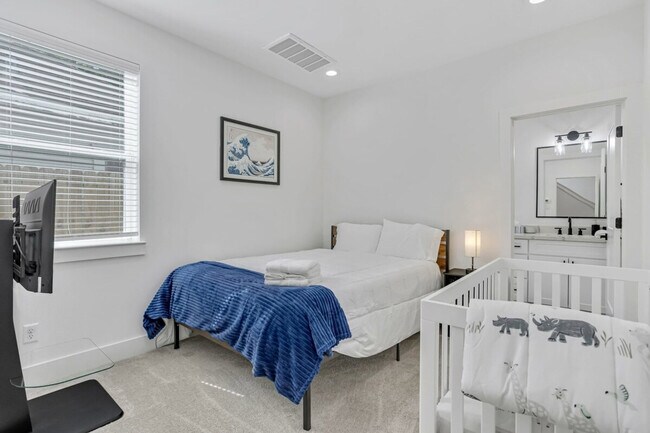 Building Photo - 3020 Live Oak St