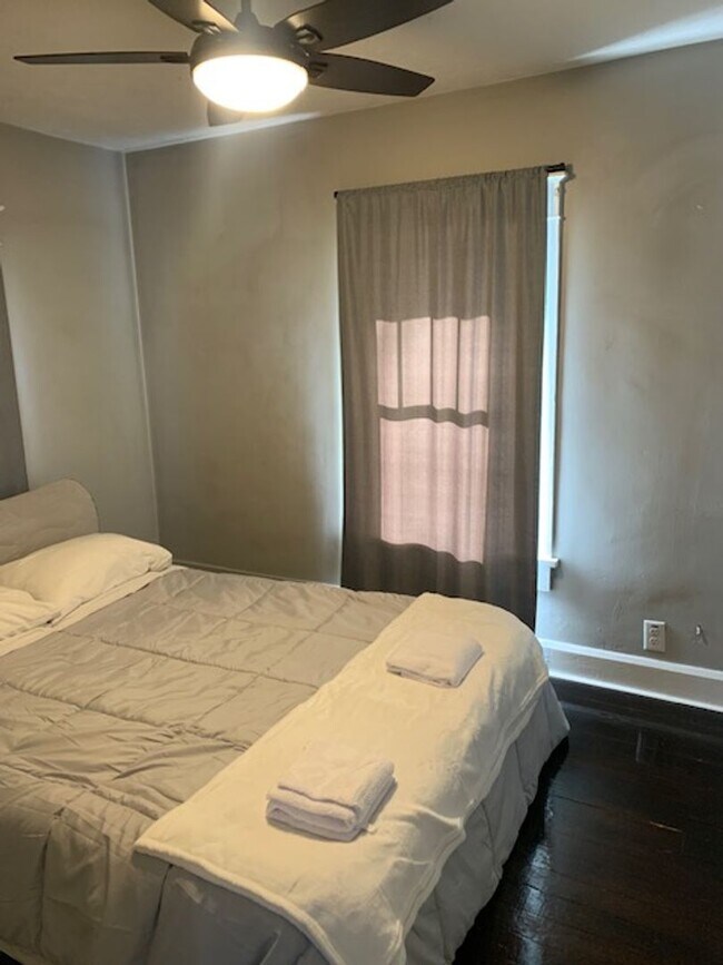 Building Photo - Beautiful 5 bedroom Home Located Near IU! ...