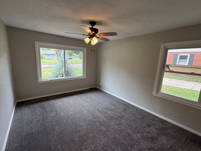 Building Photo - 802 Crestview Dr