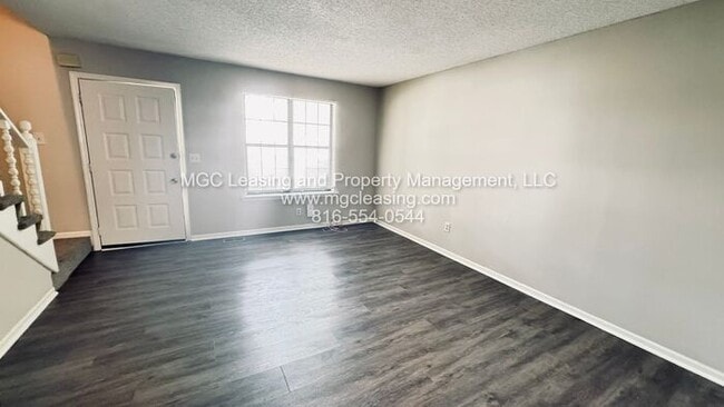 Building Photo - Lee's Summit Townhome w/ Unfinished Baseme...