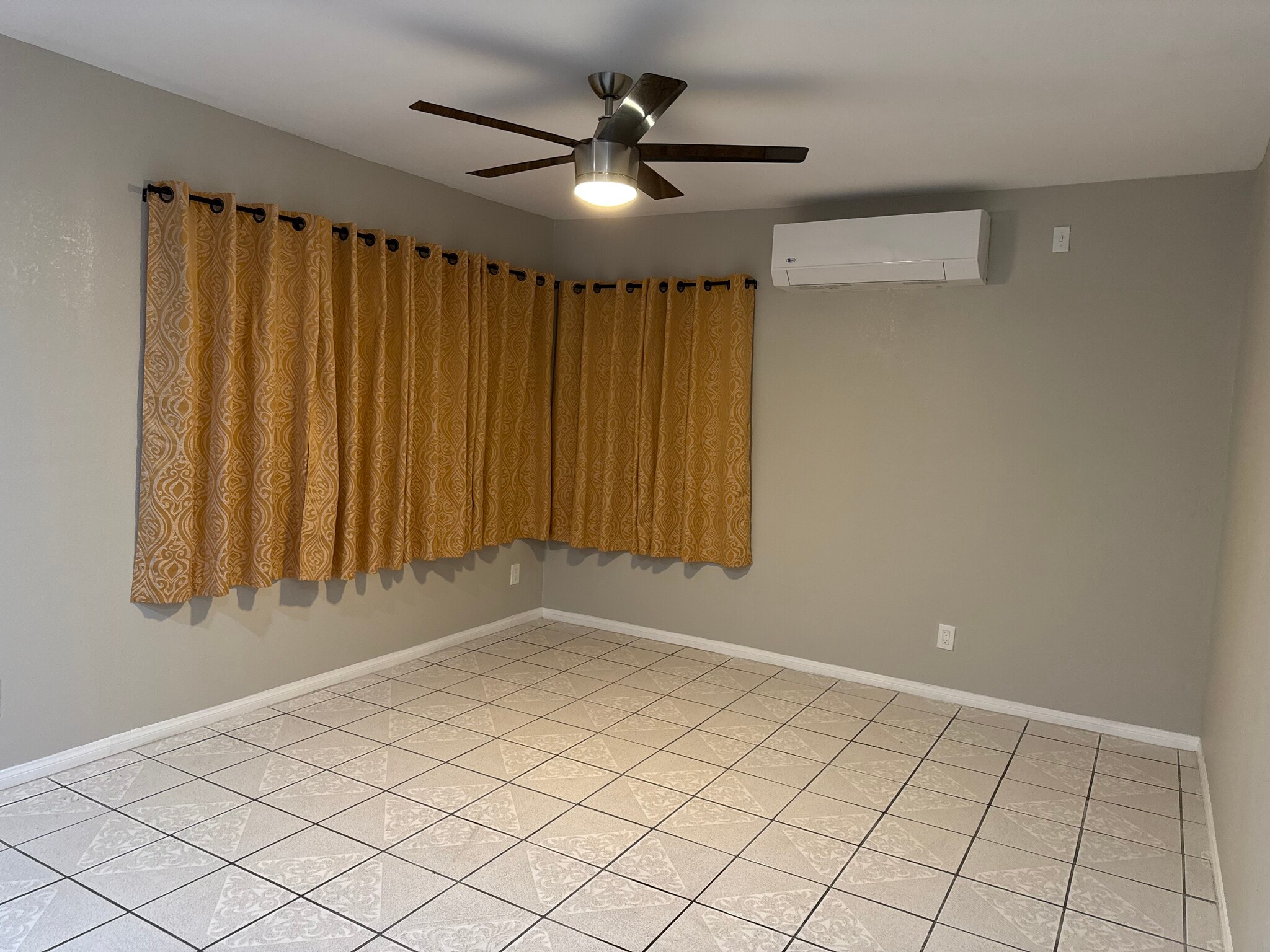 Building Photo - 131 E 82nd Pl