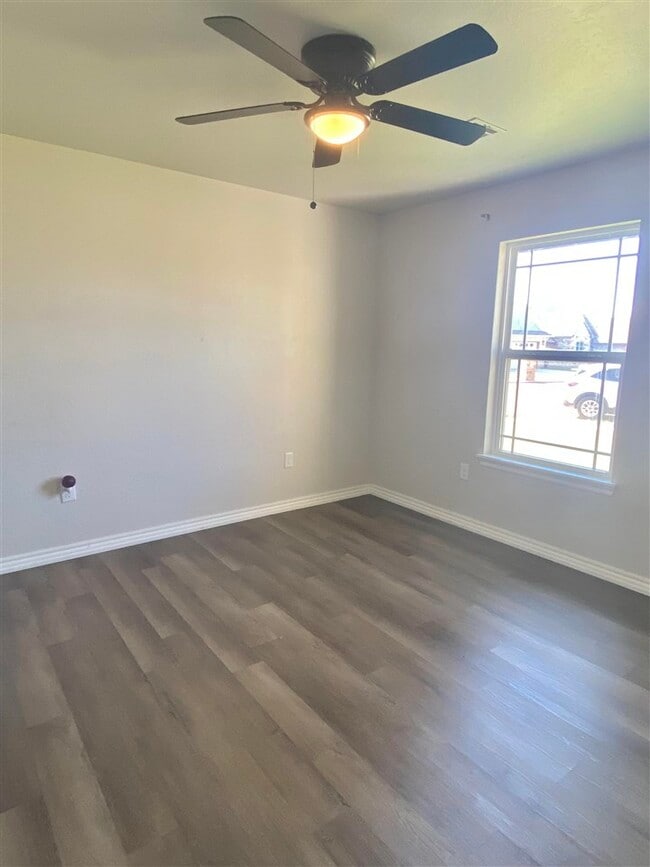 Building Photo - 210 Meadowlark Ln
