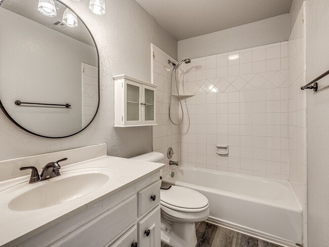 Building Photo - Beautifully remodeled home in Edmond + Edm...