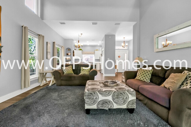 Building Photo - 712 Cypress Dr