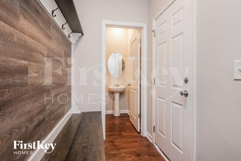 Building Photo - 732 Redbud Ln