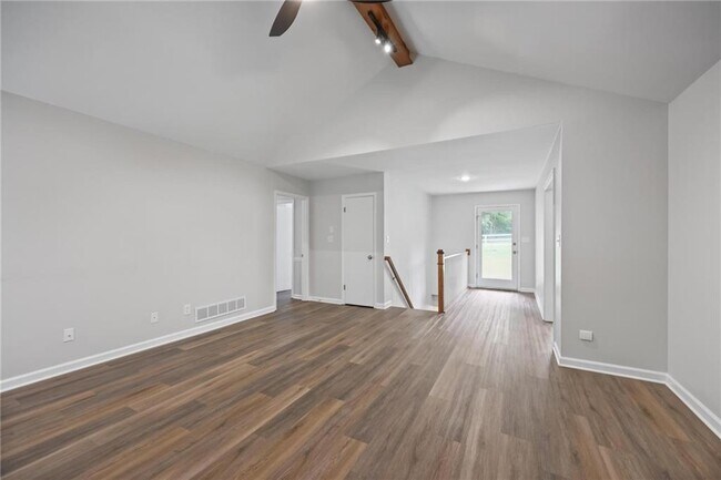 Building Photo - 410 Hickory Walk