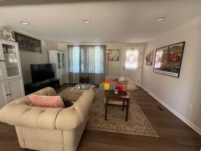 Building Photo - Beautiful furnished well maintain 3 bedrooms, 1.5 Baths
