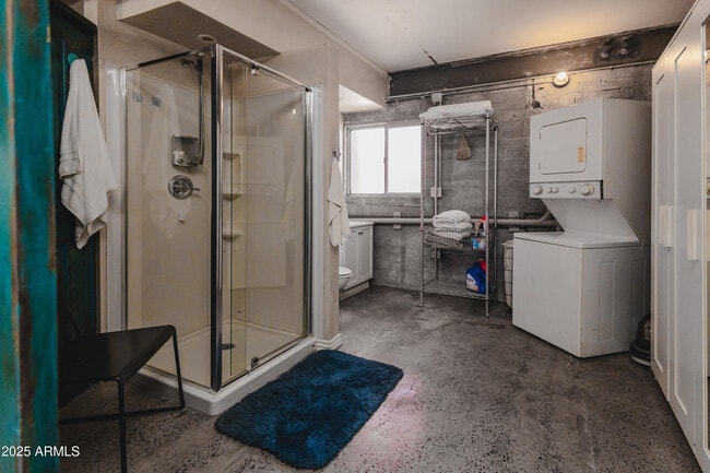 Building Photo - 353 E Thomas Rd