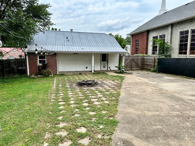 Building Photo - 1817 Knowles St