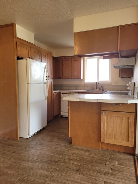 unit d cabinet under counter top - 1045 S Jasper St