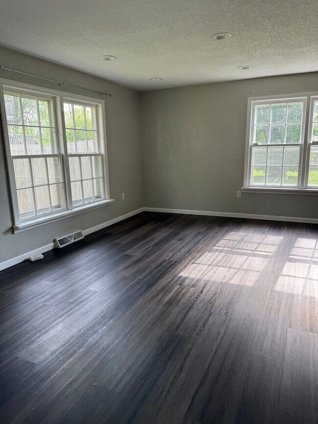 Large dining area! Great natural lighting - 529 S Gault St