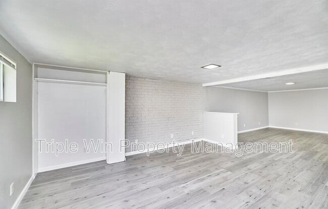 Building Photo - 10531 Fabick Dr