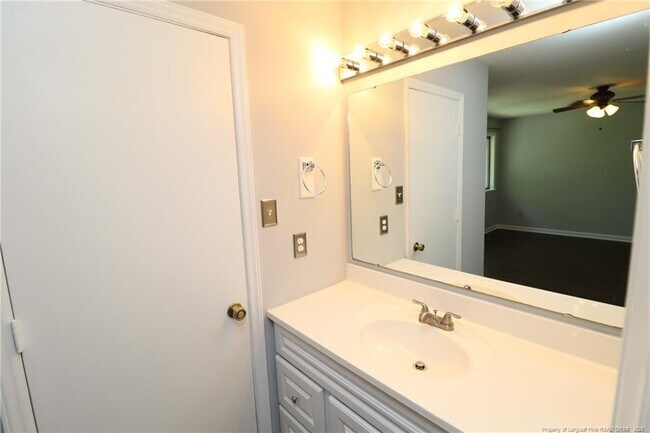 Building Photo - 7283 Sandy Creek Dr