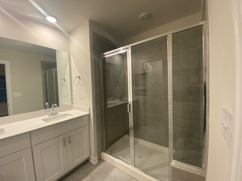 Building Photo - Room in Townhome on Memorial Pkwy