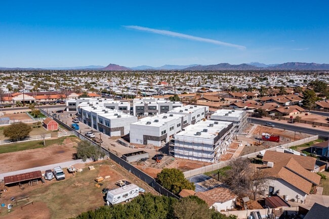 Building Photo - 432 S 32nd St