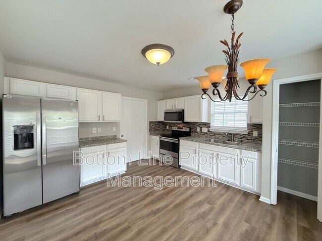 Building Photo - 4133 Robinwood Dr