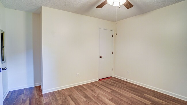 Building Photo - 2 Bdrm / 1.5 Bath Townhouse in Johnson Cit...