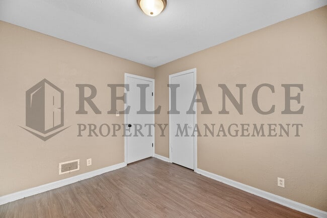 Building Photo - 2118 E 1st St N