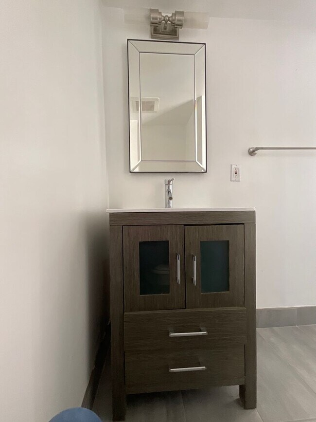 Building Photo - 624 Catharine St