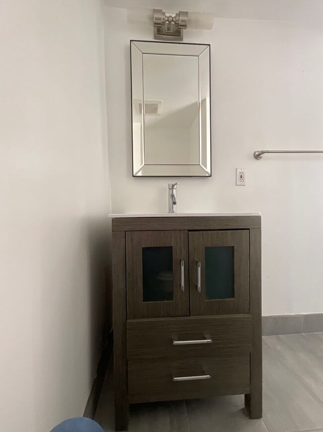 Building Photo - 624 Catharine Street