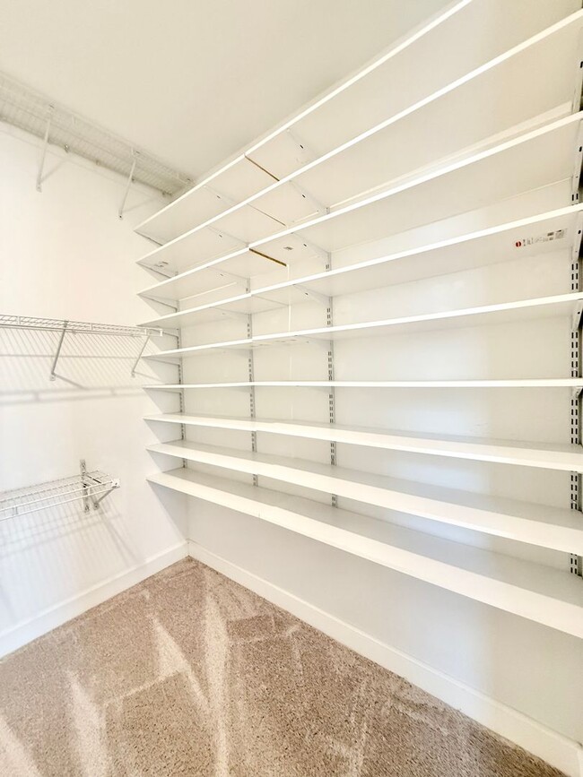 Building Photo - Lifestyle upgrade: Sleek 3Bedrooms/2Baths home in Leesburg’s Seasons at Hillside!