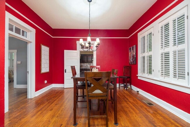 Building Photo - Charming Lakebottom Bungalow with Historic...