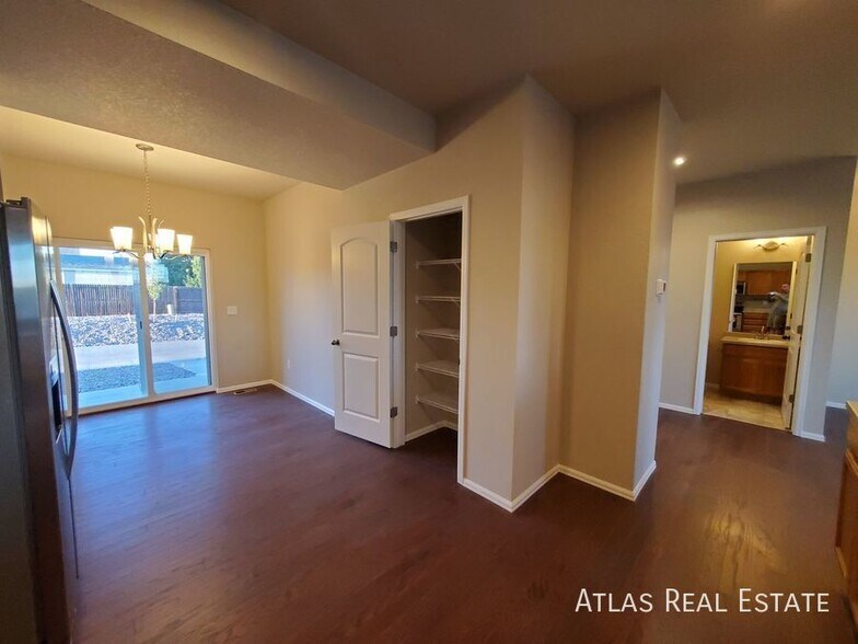 Building Photo - 710 Finch Dr