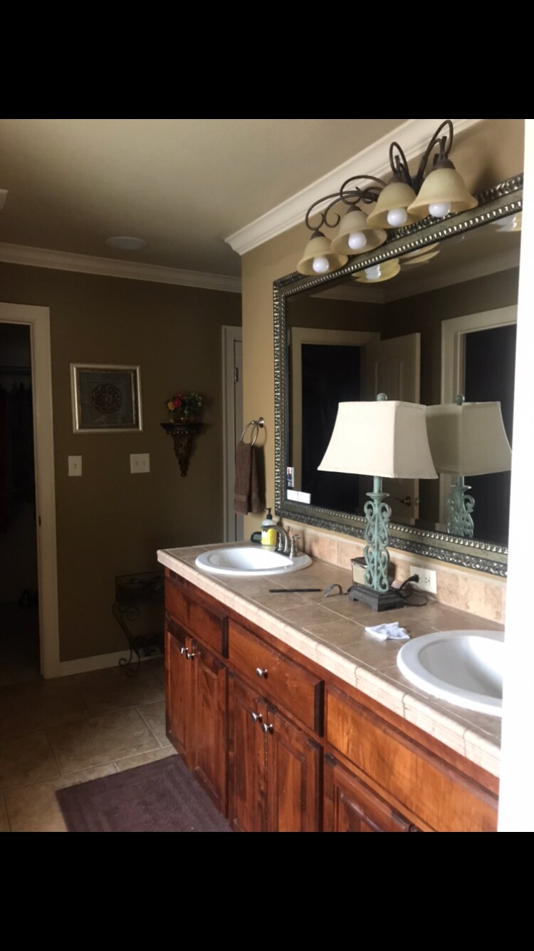 Building Photo - 2555 N Trafalger Dr