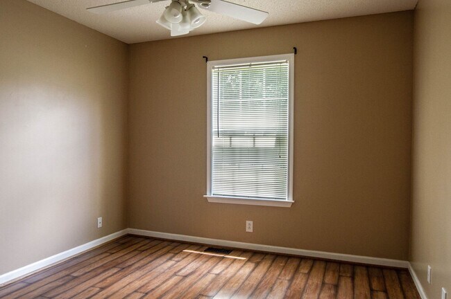 Building Photo - Pet Friendly Ranch with Bonus!